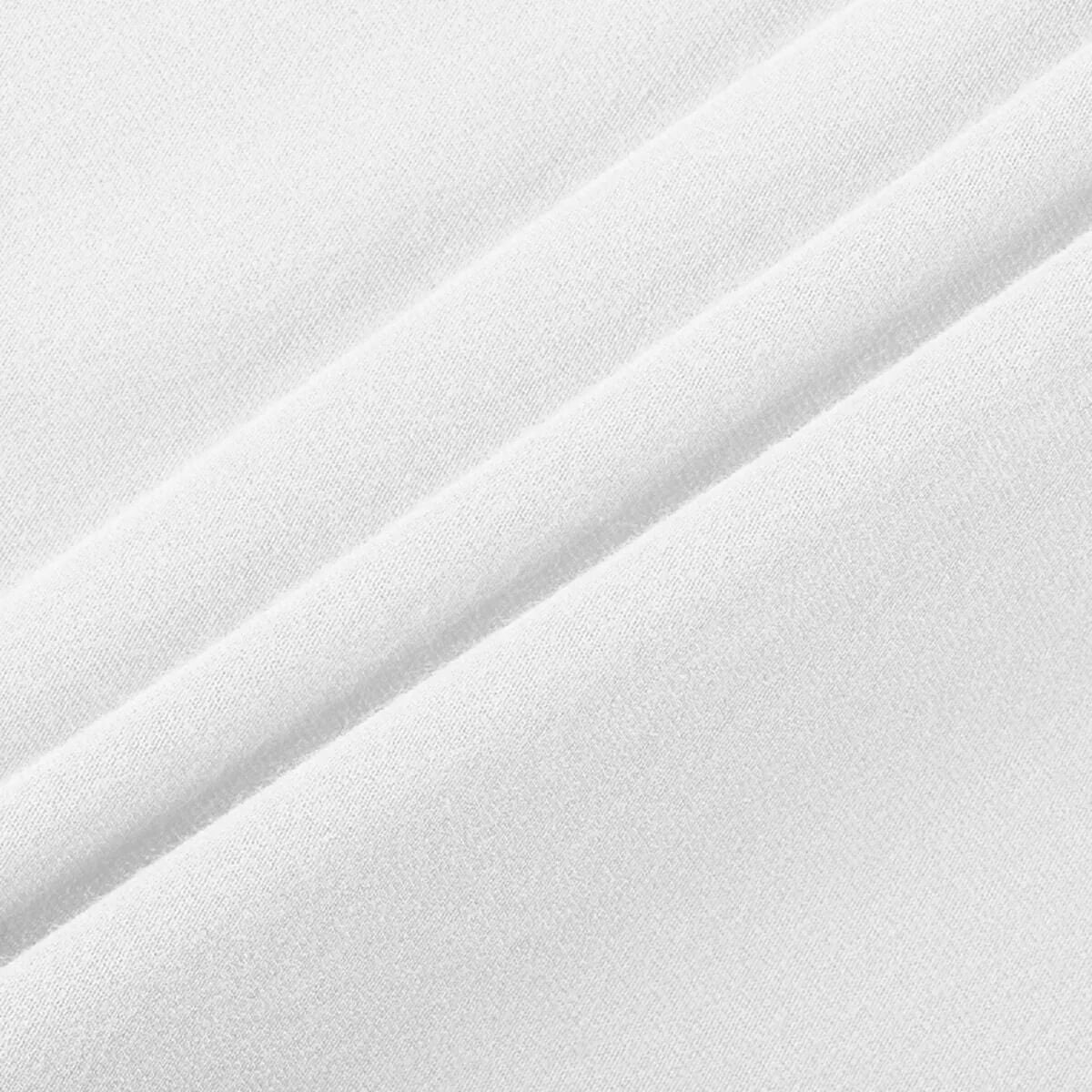 Detailní záběr na povrch bílého džersejového materiálu použitý pro šaty Bosch bez rukávů